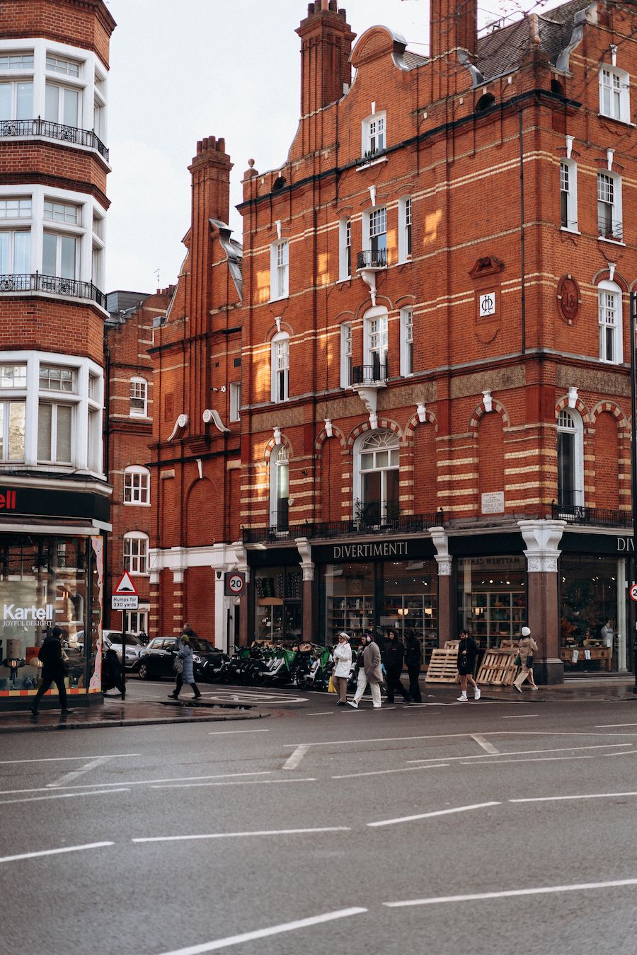 Cora provides private household staffing services to clients in SW London and beyond.